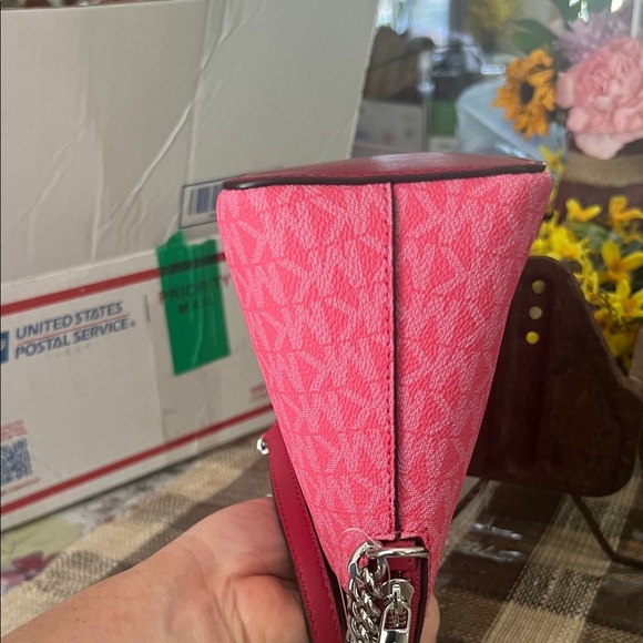 Michael Kors Pink and White Jet Set Crossbody Bag - Picture 4 of 8